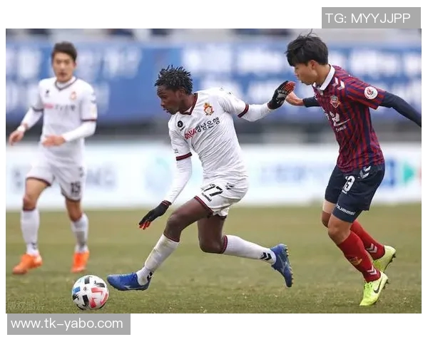 卡拉布里亚欧联赛场精彩进球技巧与速度完美结合撼动对手防线 卡拉布里亚欧联赛场精彩进球技巧与速度完美结合撼动对手防线